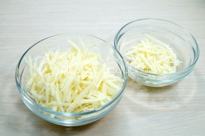 Для начинки натереть на терке 200 грамм твердого сыра (немного сыра сразу отложить для посыпки).