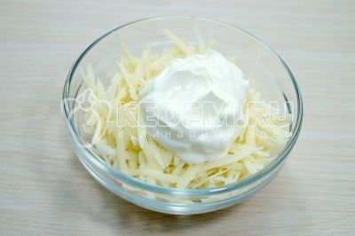 В миску с сыром для начинки добавить 3 столовые ложки сметаны и перемешать.