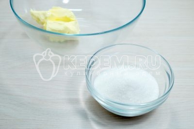 В большую миску выложить 100 грамм мягкого сливочного масла, добавить 100 грамм сахара.