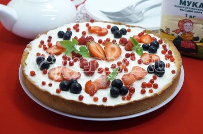 Песочный пирог с ягодами готов