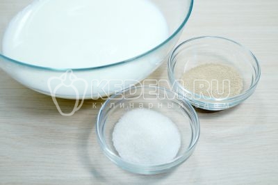  В миску влить 400 миллилитров теплого молока, добавить 10 грамм сухих дрожжей и 1 столовую ложку сахара.