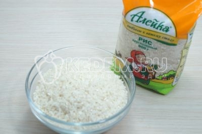 Отмерить 150 грамм круглозёрного риса ТМ «Алейка».