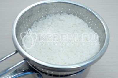 Готовый рис откинуть на дуршлаг или сито и промыть.