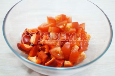 В миску нарезать кубиками 2 помидора и болгарский перец.