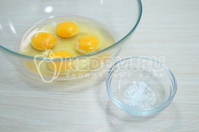 В миске взбить миксером 4 яйца с 1 щепоткой соли.
