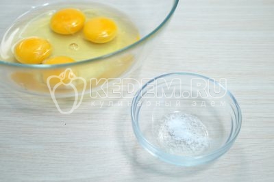 Для белого коржа в миске взбить 4 яйца с 1 щепоткой соли.