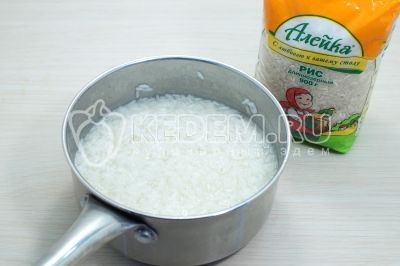 Готовить рис помешивая, немного посолить до готовности на среднем огне 12-15 минут.