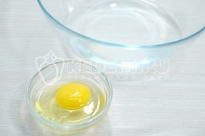 В миску влить 250 миллилитров воды комнатной температуры и добавить яйцо. Хорошо перемешать.