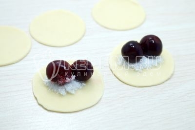Выложить ягоды вишни по 2 или 3 штучки в зависимости от диаметра сочня.