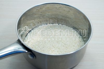 В сотейник всыпать 100 грамм риса и хорошо промыть.