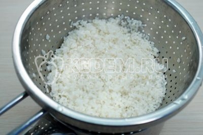 Откинуть рис на сито, промыть водой и дать воде полностью стечь.