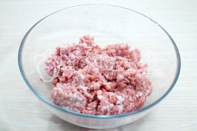 В миску выложить 600 грамм мясного фарша.
