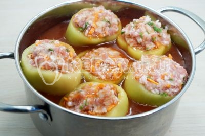 Залить фаршированные перцы томатным соусом.