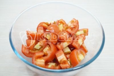 В миску нарезать помидоры ломтиками.