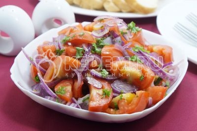 Салат из помидоров с красным луком готов