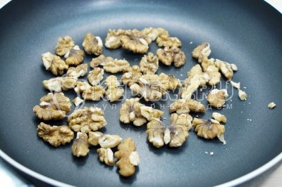 50 грамм грецких орехов поджарить на сухой сковороде 1-2 минуты.