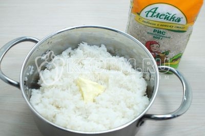 В отварной рис добавить 20 грамм сливочного масла и перемешать.