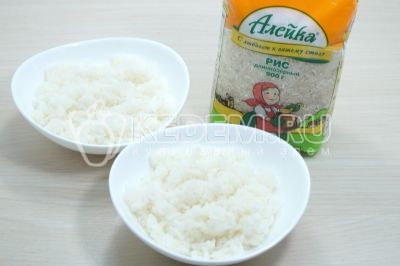 В тарелки выложить по порции рассыпчатого риса.