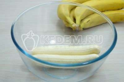 В большою миску выложить два очищенных банана.