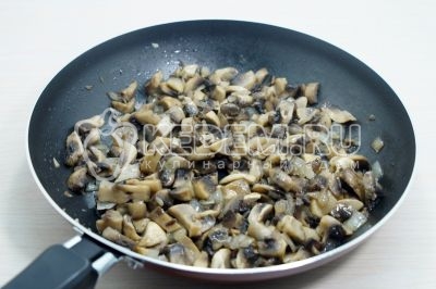 Готовить грибы с луком помешивая, 5-6 минут, на среднем огне. Посолить по вкусу.