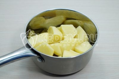Выложить картофель в сотейник, залить водой и поставить варить до готовности, 12-15 минут.