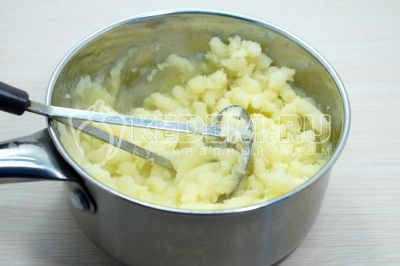 Из отварного картофеля сделать картофельное пюре.