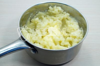 Добавить 20 грамм сливочного масла в картофельное пюре, посолить по вкусу.