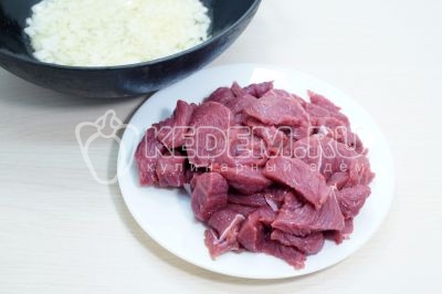 Мясо говядины нарезать кусочками.