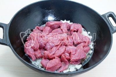 Добавить мясо в казан и готовить 12-15 минут.