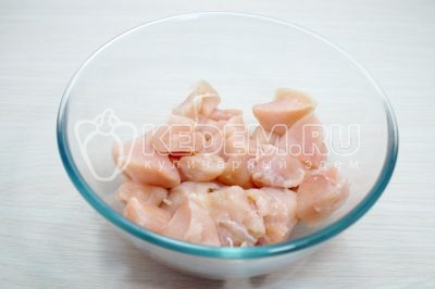 300 грамм куриного филе нарезать в миску кубиками.