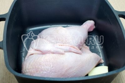 Сложить в кастрюлю курицу с луком, залить водой и поставить варить.