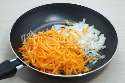 Добавить 1 мелко нашинкованную луковицу и тертую морковь, обжарить 2-3 минуты помешивая.