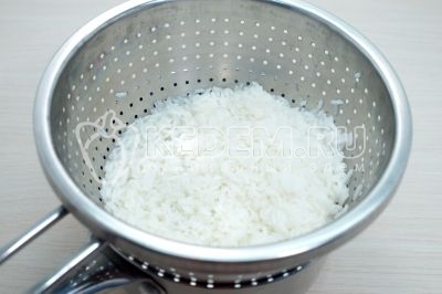Отваренный до полуготовности рис откинуть на дуршлаг и дать воде полностью стечь.