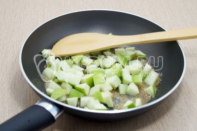 Добавить кубиками нарезанные яблоки и помешивая готовить 2-3 минуты.