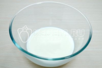 В миску влить 250 миллилитров молока.