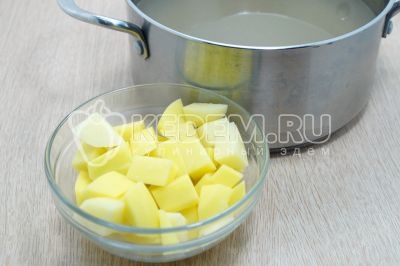В бульон добавить 2 картофелины нарезанные кубиками.