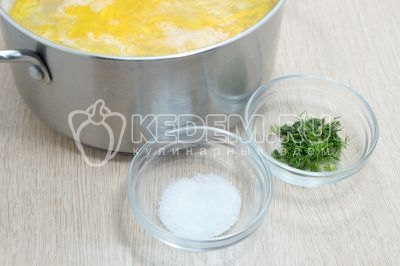 Добавить обжаренные овощи в кастрюлю, добавить 1/2 чайной ложки соли и мелко нашинкованную зелень укропа.