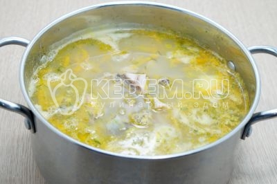 Перемешать суп и разлить по тарелкам.