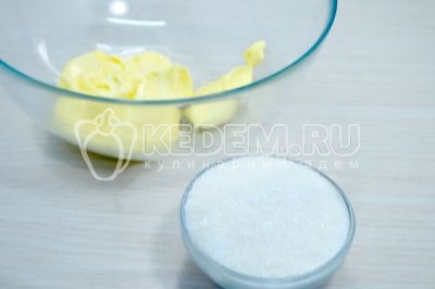 120 грамм сливочного масла выложить в миску и добавить 70 грамм сахара. Взбить миксером 2-3 минуты.