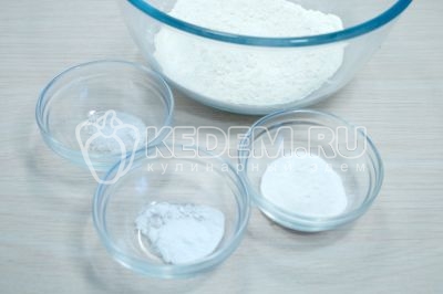В миску просеять 150 грамм муки, добавить щепотку соли, щепотку ванилина и 10 грамм разрыхлителя.