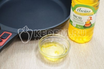 На сковороде разогреть 4-5 столовых ложек подсолнечного масла ТМ «Алейка».