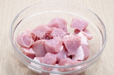300 грамм мякоти свинины нарезать небольшими кубиками.