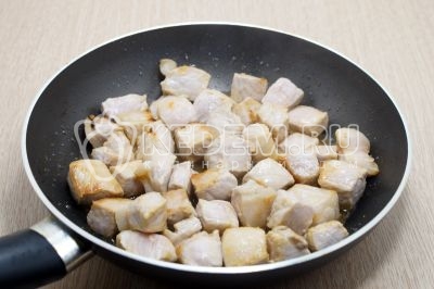Обжарить мясо на сковороде с маслом 4-5 минут помешивая, до румяной корочки.