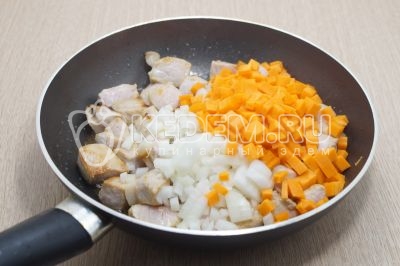 Добавить мелко нашинкованную луковицу и кубиками нарезанную морковь.