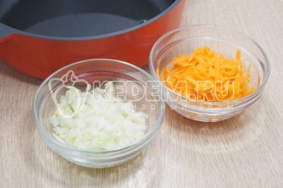 Добавить мелко нашинкованную луковицу и натертую на крупной терке морковь.