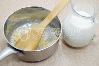 Влить 500 миллилитров молока и варить до загустения помешивая 5-6 минут.