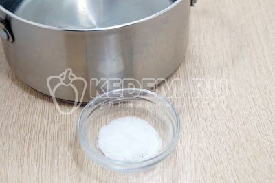 В кастрюле вскипятить 1,5 литра воды, добавить 1/2 чайной ложки соли.
