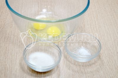 2 яйца разбить в миску, добавить 3 столовые ложки сахара и 1 щепотку соли. Хорошо взбить венчиком.