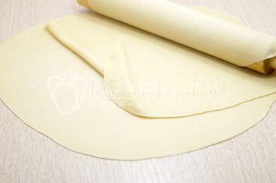 Разделить на две части тесто и раскатать в тонкие пласты, толщиной в половину сантиметра.