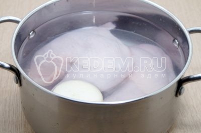 Сложить в кастрюлю окорочка и луковицу, залить 2,5-3 литра холодной воды и поставить варить, после закипания снять пену и варить на медленном огне 1 час.